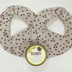 2 beige hagesm�kke med hjerter sammen med et Kraes baby balm produkt 