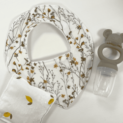 Hvid hagesm�k med gr�str�, en hvid sansepose med citroner og en frugtsut
