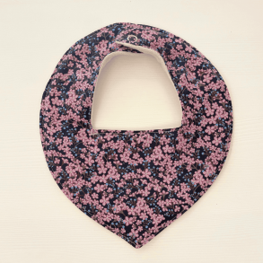 Sort hagesm�k med lilla blomster i Liberty print