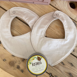 2 beige hagesm�kke med et Kraes baby balm produkt 