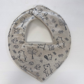 Gr�/beige hagesm�k med skovmotiv. Motivet er med s�de dyr og natur