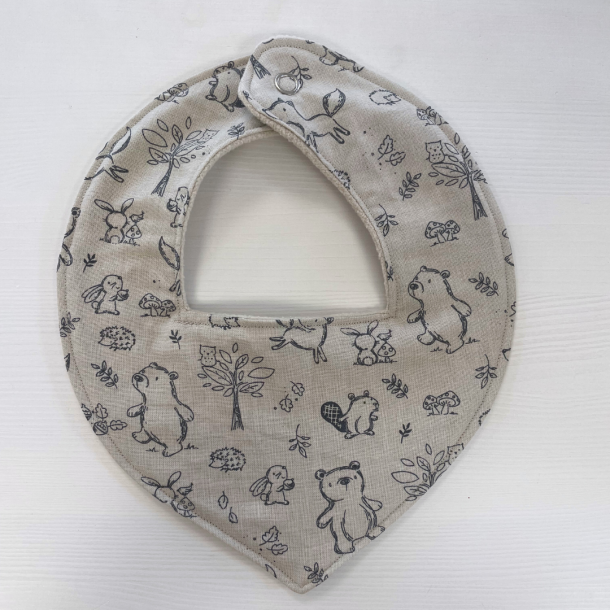 Gr�/beige hagesm�k med skovmotiv. Motivet er med s�de dyr og natur