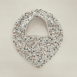 Hvid hagesm�k med bl� og brune blomster