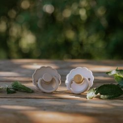 FRIGG Daisy - Round Silicone 2-Pack Pacifiers - Chamomile/Croissant - Size 1