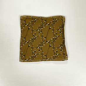 Brun sansepose med grenmotiver