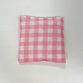 Sanseposer i hvid og lyser�de tern