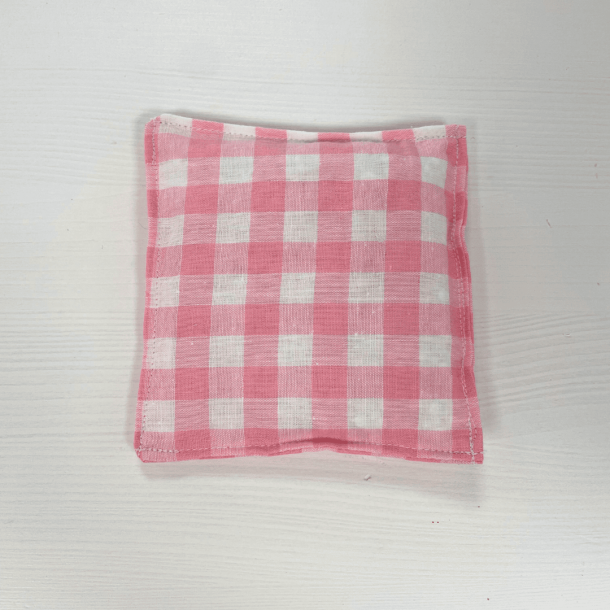 Sanseposer i hvid og lyser�de tern