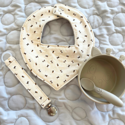 Beige hagesm�k med bier, matchende suttesnor og beige sk�l med dyremotiv