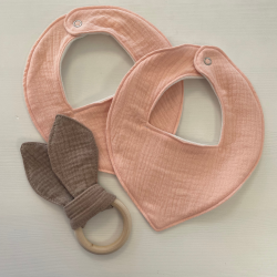 2 lyser�de hagesm�kke med et babyleget�j 